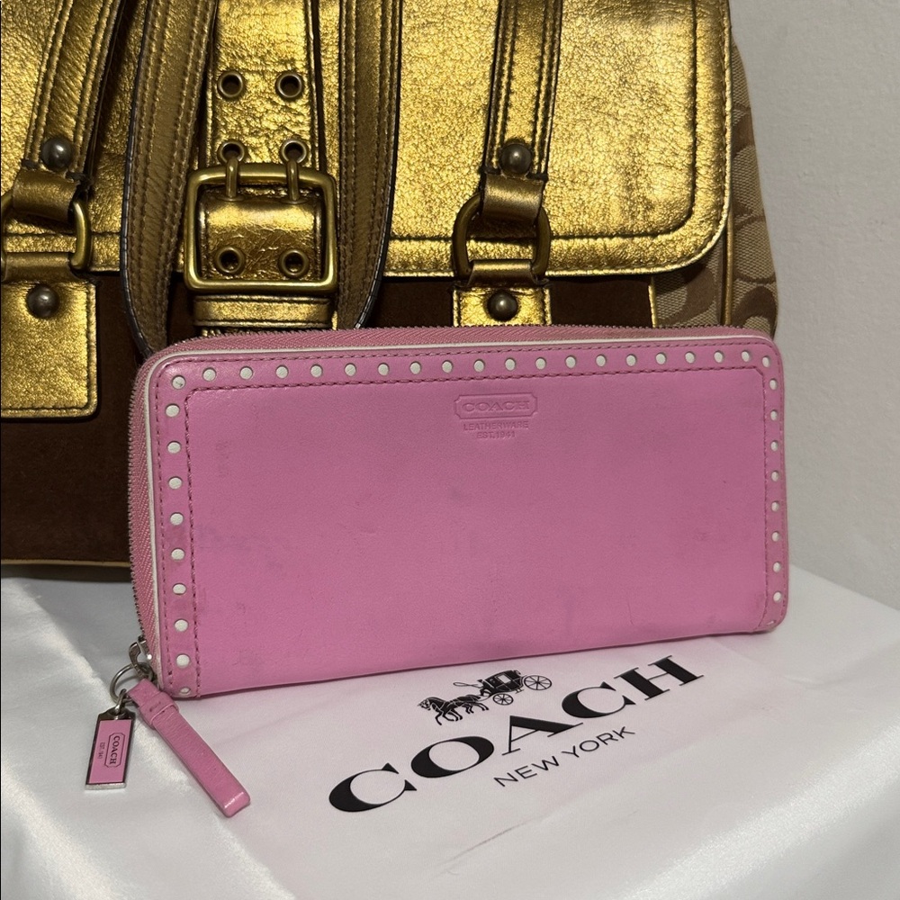Coach Final Sale  Accordion Zip Pink /Silver wallet 🎀🎀🎀